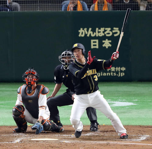 巨人対阪神　３回表阪神２死一塁、大山は中適時二塁打を放つ（撮影・松本俊）