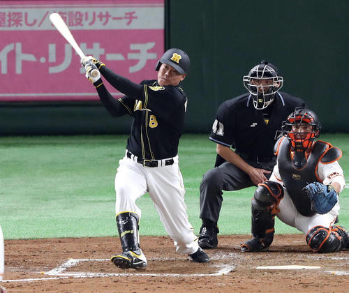 巨人対阪神　３回表阪神１死一、二塁、福留は右前適時打を放つ（撮影・松本俊）