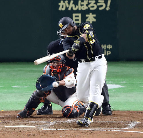 巨人対阪神　３回表阪神１死一、二塁、ロサリオは左前適時打を放つ（撮影・松本俊）