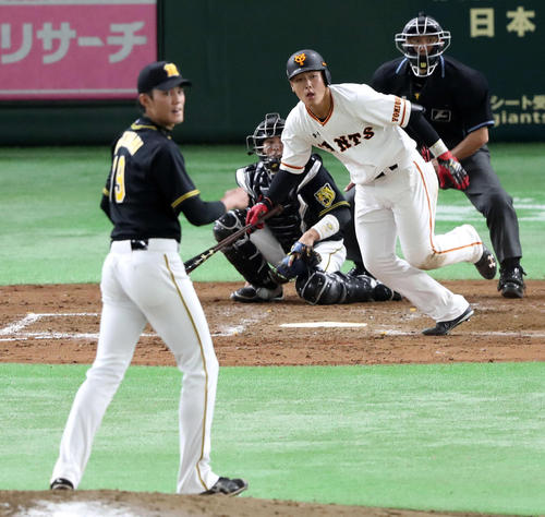巨人対阪神　３回裏巨人２死二、三塁、岡本は中前２点適時打を放つ（撮影・松本俊）