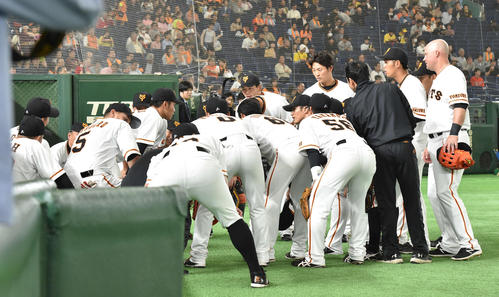 プロ発スタメンの巨人大城（中央左）は試合前の円陣でナインに声をかける（撮影・鈴木みどり）