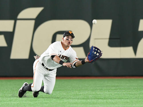 巨人対阪神　１回表阪神無死二塁、鳥谷の打球を好捕するゲレーロ（撮影・鈴木みどり）