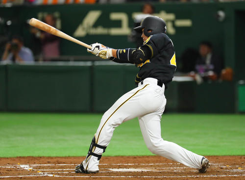 ２回表阪神２死、梅野隆太郎は左中間先制本塁打を放つ（撮影・宮崎幸一）