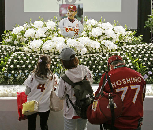 1月に死去した星野仙一元監督の祭壇に献花する楽天ファン(共同)