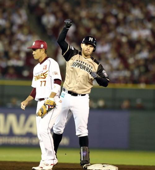 楽天対日本ハム 9回表日本ハム無死満塁、左中間に2点適時二塁打を放ちポーズをとるレアード(撮影・黒川智章)