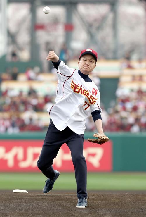 楽天対日本ハム 始球式を務めた小田和正(撮影・黒川智章)