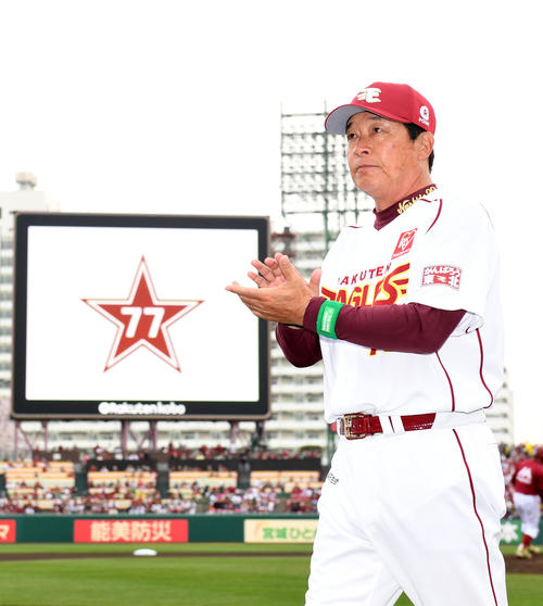 楽天対日本ハム 星野仙一氏への黙とうを終えベンチへ引き揚げる楽天梨田監督(撮影・横山健太)