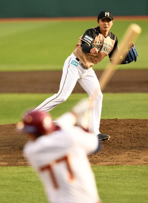 楽天対日本ハム 力投する日本ハム上沢(撮影・横山健太)