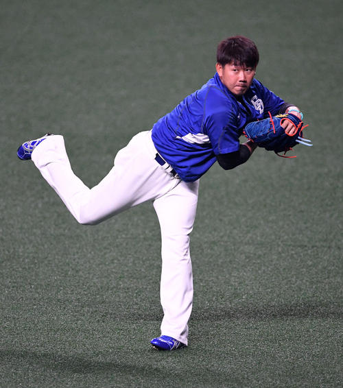中日対巨人 力強いキャッチボールを見せる松坂(撮影・前岡正明)