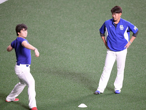 小笠原(左)の投球フォームを見る中日松坂(撮影・ たえ見朱実)