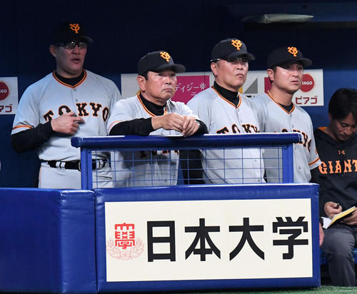 中日対巨人 3回、無得点にベンチで厳しい表情を見せる高橋監督(右)(撮影・前岡正明)