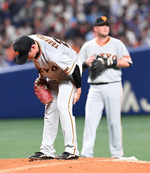 中日対巨人 巨人4回表、アクシデントが発生した吉川光夫(撮影・前岡正明)