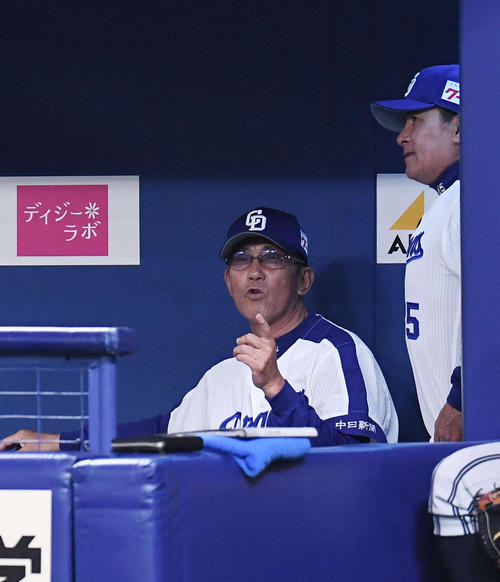 中日対巨人 4回裏中日2死一、二塁、打者ガルシアが一塁アウトと判定された場面でリクエストを行使し、ベンチで結果を待つ森監督(左)(撮影・鈴木みどり)