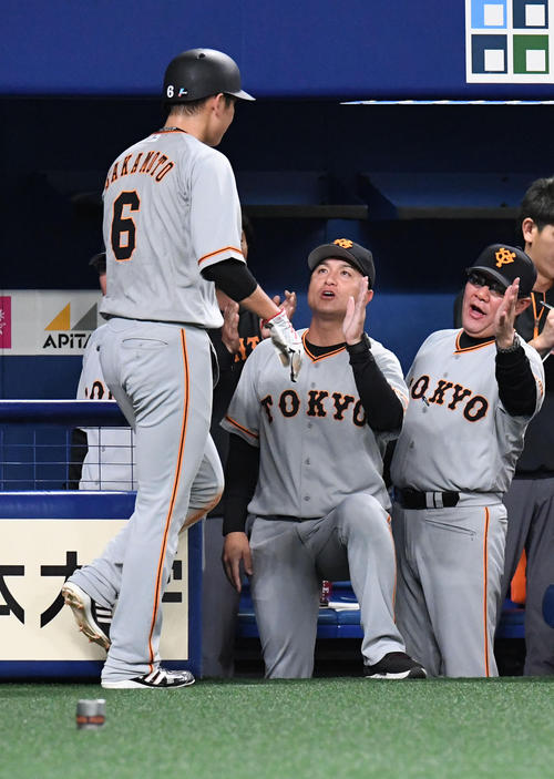 中日対巨人 6回表巨人2死二塁、マギーの右前適時打で生還した坂本勇を迎える高橋監督(撮影・前岡正明)