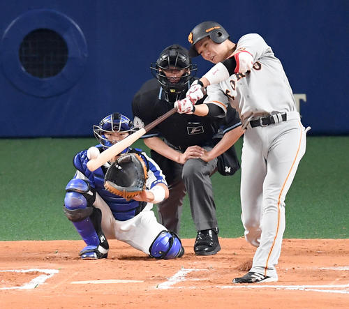 巨人対中日 6回表巨人1死、中前安打を放つ坂本勇(撮影・ たえ見朱実)