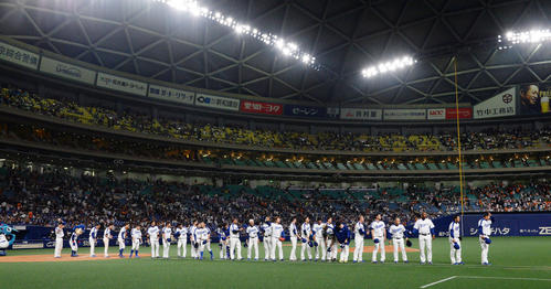 中日対巨人 ファンに勝利の報告をする中日ナイン(撮影・前岡正明)