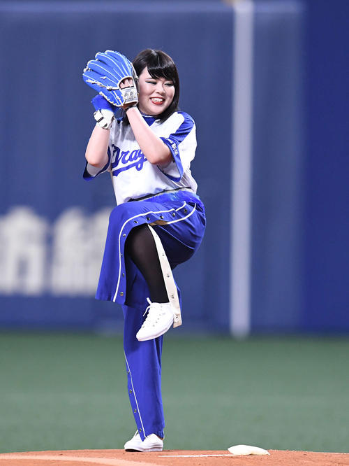 中日対巨人 ファーストピッチセレモニーで投球するブルゾンちえみ(撮影・鈴木みどり)
