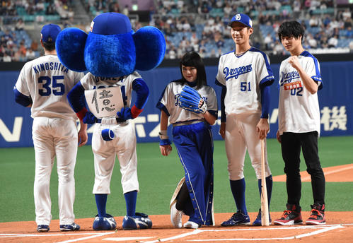中日対巨人 ファストピッチ後、記念撮影に納まる(左から)木下拓、ドアラ、ブルゾンちえみ、京田、マジック・プリンスの平野泰新(撮影・前岡正明)