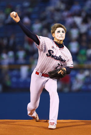 樽美酒研二が横跳び始球式、投球前は青木へあいさつ - プロ野球 : 日刊 