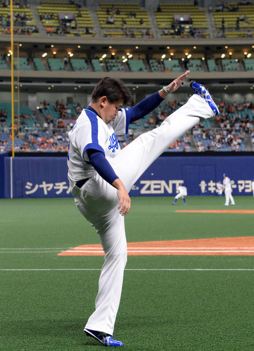 試合前、アップを行う松坂（撮影・前岡正明）