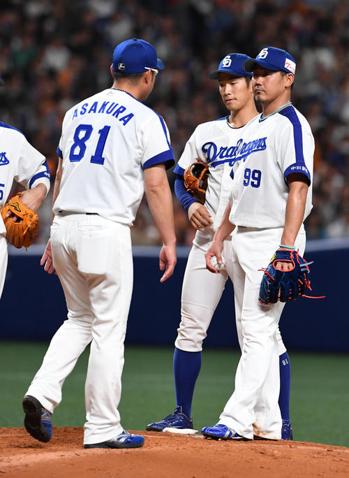 ３回表巨人２死一塁、朝倉コーチ（左）のアドバイスを聞く松坂（撮影・前岡正明）