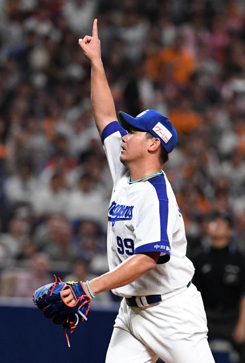 ３回表巨人２死一塁、亀井の捕邪飛を指さす松坂（撮影・前岡正明）