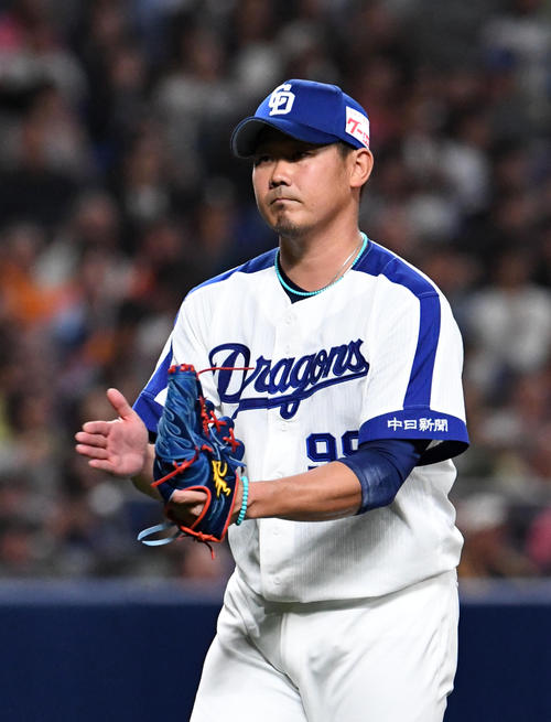 ５回表巨人２死一、三塁、大城を右飛に打ち取りグラブをたたく松坂（撮影・前岡正明）