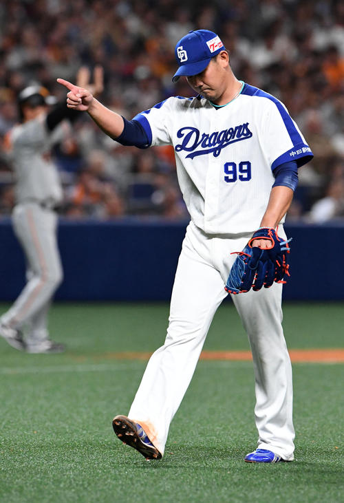 ５回表巨人２死一、三塁、大城を右飛に打ち取りベンチに戻る松坂（撮影・前岡正明）