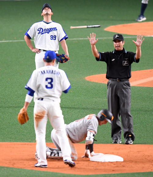 ３回表巨人無死、吉川尚に二塁安打を許し天を仰ぐ中日の先発松坂（撮影・たえ見朱実）