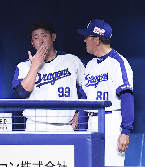 ５回表を投げ終えベンチへ下がった中日松坂（左）に声をかける森監督（撮影・鈴木みどり）
