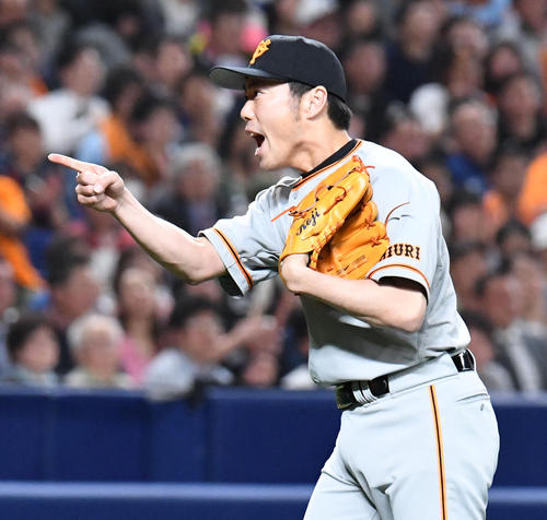 ８回、中日を無失点に抑えほえる上原（撮影・前岡正明）