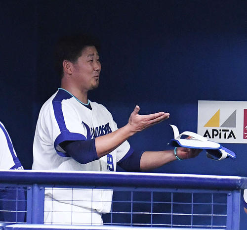 ５回表を投げ終えベンチへ戻った松坂は笑顔を見せる（撮影・鈴木みどり）