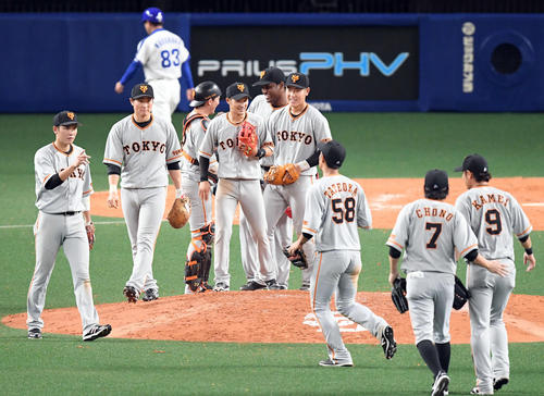 中日に３－２で勝利し笑顔を見せる巨人ナイン（撮影・たえ見朱実）