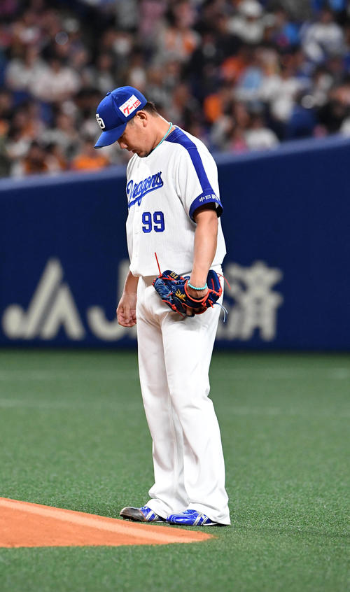 投球前、精神統一を行う松坂（撮影・前岡正明）