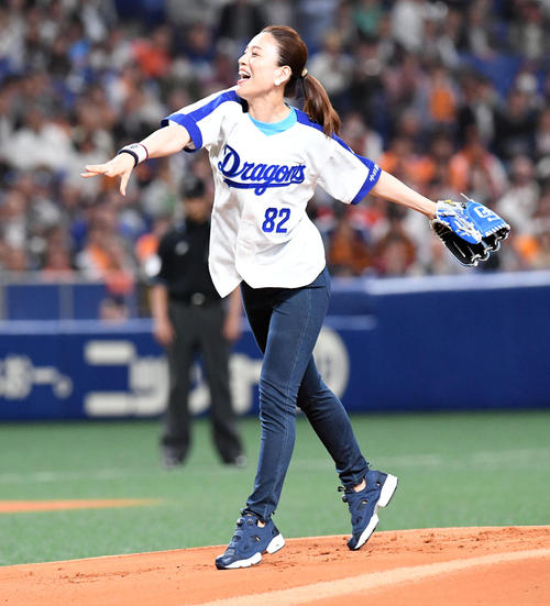 始球式を務めた遼河はるひ（撮影・前岡正明）