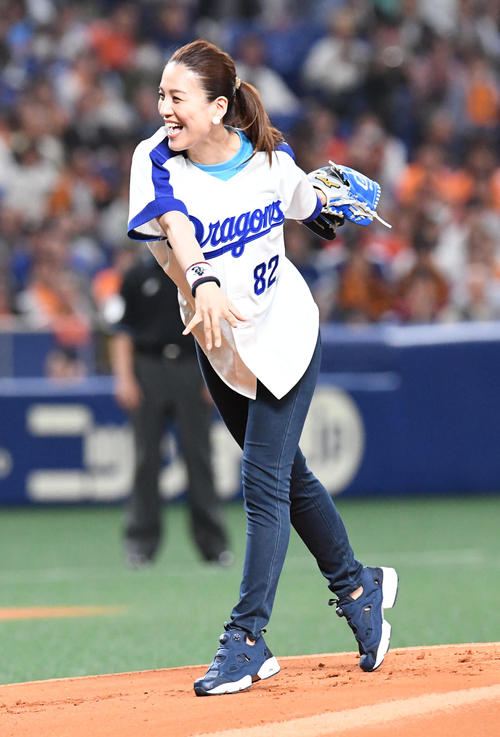 始球式を務めた遼河はるひ（撮影・前岡正明）