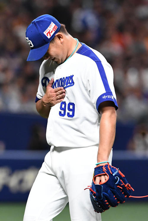 １回、巨人１点を先制された松坂は胸に手をやりベンチに戻る（撮影・前岡正明）