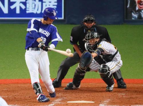 阪神対中日 5回表中日1死一塁、松井雅人は中前安打を放つ(撮影・宮崎幸一)
