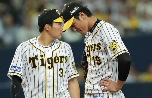 阪神対中日 5回表中日2死満塁、京田陽太に押し出しの四球を与えうつむく阪神藤浪晋太郎(右)(撮影・前田充)