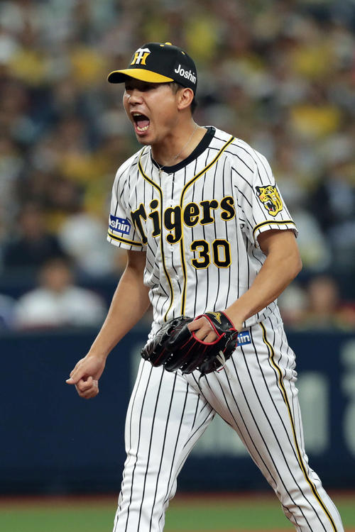 阪神対中日 5回表中日2死満塁、ソイロ・アルモンテを空振り三振に仕留め、雄たけびをあげる阪神石崎剛(撮影・前田充)