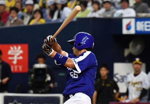 阪神対中日 8回表中日1死一、三塁、右前に勝ち越し適時打を放つ福田永将(撮影・上田博志)