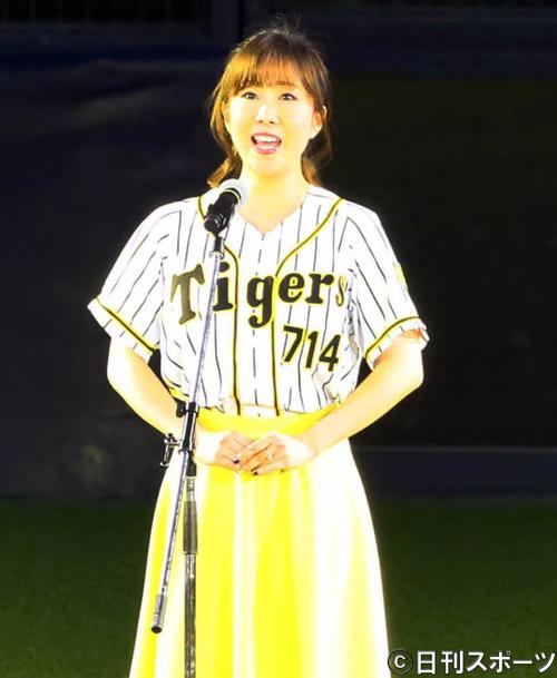 阪神対中日 開幕セレモニーで君が代斉唱する劇団四季の苫田亜沙子(撮影・宮崎幸一)