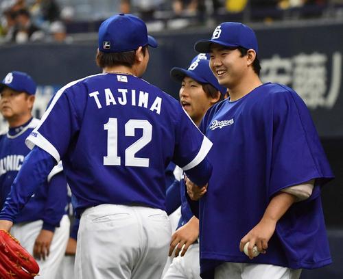阪神対中日 阪神に勝利しクローザーの田島慎二(左)と笑顔で握手を交わす小笠原慎之介(撮影・上田博志)