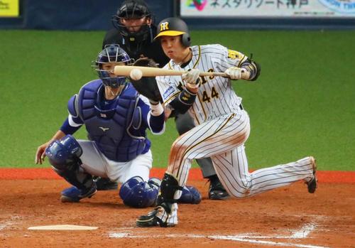 阪神対中日 9回裏阪神1死三塁、梅野隆太郎は投前スクイズに挑むが併殺となりゲームセット(撮影・宮崎幸一)