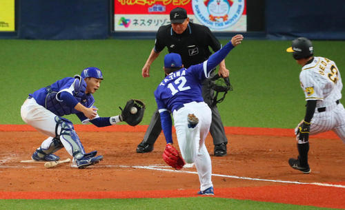 阪神対中日 9回裏阪神1死三塁、梅野隆太郎は投前スクイズは田島慎二(手前)と松井雅人(左)の好守で併殺となりゲームセット。走者は植田海(撮影・宮崎幸一)