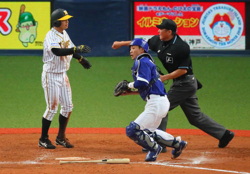 阪神対中日 9回裏阪神1死三塁、梅野隆太郎は投前スクイズで植田海をアウトとした松井雅人(右)は打者走者も併殺としゲームセット(撮影・宮崎幸一)