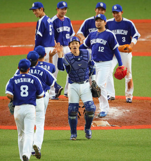 阪神対中日 9回裏阪神1死三塁、梅野隆太郎の投前スクイズを併殺ゲームセットとし、喜びを分かち合う松井雅人(中央)と田島慎二(同右)ら(撮影・宮崎幸一)=2018年4月6日、京セラドーム大阪