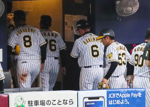 阪神対中日 ホーム開幕戦に敗れて引き揚げる金本知憲監督(左から3人目)ら(撮影・宮崎幸一)