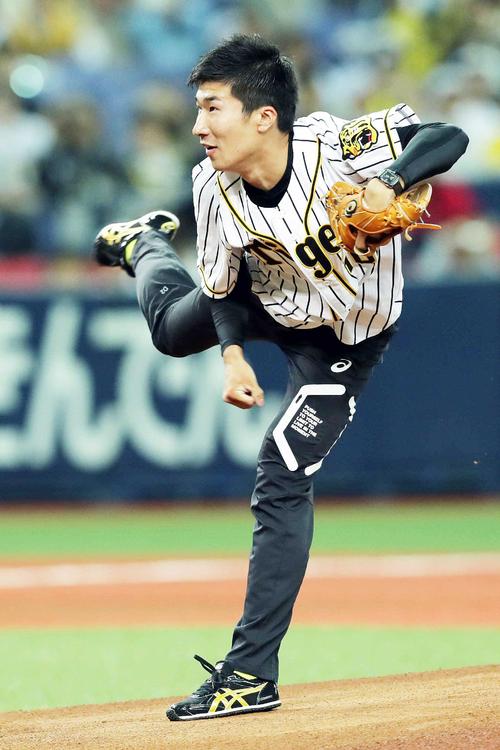 阪神対中日 始球式で投球する陸上100メートル日本記録保持者の桐生(撮影・前田充)