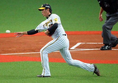 阪神対中日 1回表中日無死二塁、藤浪晋太郎は京田陽太の投前犠打を一塁に悪送球する(撮影・宮崎幸一)